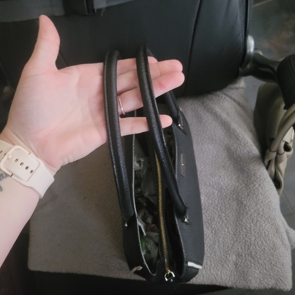 Kate Spade Black Pebbled Leather with White Trim & Stripped Lining Shoulder Bag - Picture 3 of 6